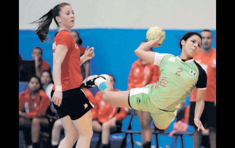 Una jugadora mexicana del equipo de balonmano se dispone a disparar al arco contrario. MEXSPORT  /