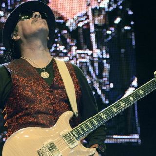 Carlos Santana hace vibrar su público y sus cuerdas en León