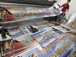Miembros palestinos de Hamas preparan mantas relativas al intercambio de prisioneros con Israel. AFP  /