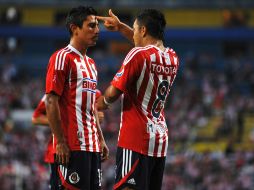 Fabián simula que le da un balazo en la frente a Medina en el polémico festejo de ayer en el Jalisco. MESXPORT  /