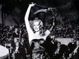 Al quitarse un guante, Rita Hayworth desató la polémica. ESPECIAL  /