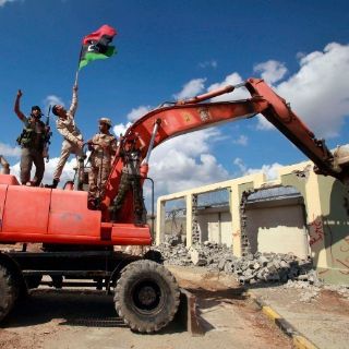 Derriban cuartel de Gadhafi en Trípoli