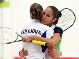 Samantha abraza a su rival colombiana después de vencerla en sólo 25 minutos. NOTIMEX  /