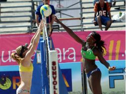 Nidiam Sinal realizando bloqueo durante encuentro. MEXSPORT  /