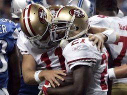 Frank Gore (21) celebra con su compañero Alex Smith (11) su touchdown. AP  /