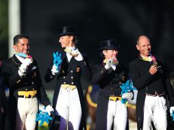 El equipo de Adiestramiento posa después de haber recibido su medalla. NTX  /