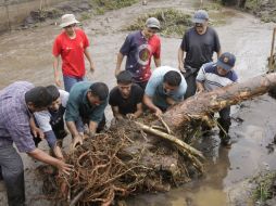 Las autoridades de El Salvador informaron que 13 mil 874 personas han sido evacuadas, lo que equivale a 3.824 familias. AP  /