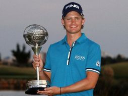 El golfista inglés, Tom Lewis, posa con el trofeo de campeón del Portugal Masters de golf. EFE  /