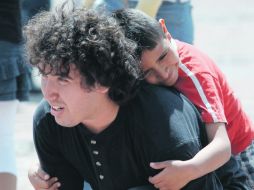 Los niños se han encariñado con los estudiantes universitarios.  /