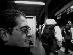 Nacido en la ciudad de Chihuahua, en 1971, Orozco es autor de los libros 'Abrir Fuego' y 'El silencio de lo que cae'. ESPECIAL  /