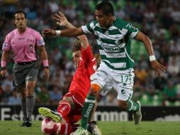 Rodolfo Salinas de Santos Lagunas disputándose el balón con Iván Alonso de Toloca. AFP  /