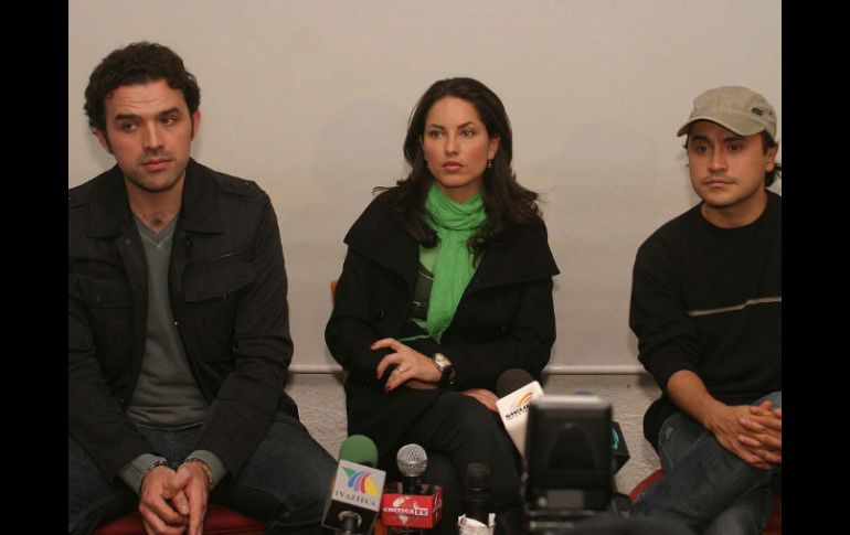 Fernando Rovzar (de saco negro) asiste al FICM como parte de la productora Lemon Films.  /