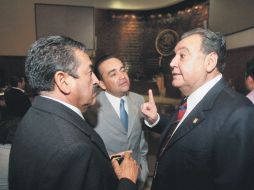 Depende del pleno del Congreso que el secretario general, José Manuel Correa (der.), informe de ingresos por venta de formas valoradas.  /