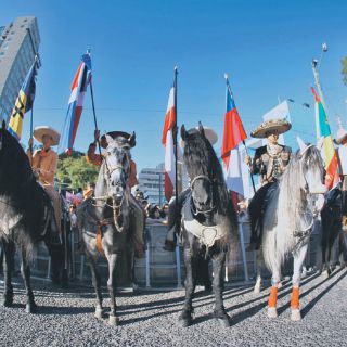Con globos y caballos de fiesta