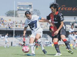 Francisco Palencia en jugada de acción con Jonathan Lacerda. MEXSPORT  /