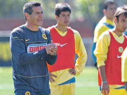 Alfredo Tena da indicaciones a sus jugadores durante la práctica de los azulcremas en Coapa. MEXSPORT  /