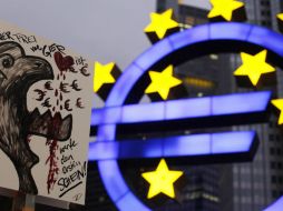 Manifestantes muestran un cartel que decía El que esté sin avaricia tire la primera piedra afuera del Banco Central Europeo. REUTERS  /