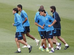 De izquierda a derecha, Ricardo dos Santos Kaká, Raphael Varane y Sami Khedira durante entrenamiento del equipo madrileño. EFE  /