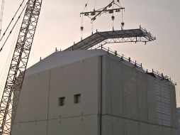 En la imagen, trabajo de instalación de páneles en el techo del reactor número uno de TEPCO en la planta nuclear de Fukushima. REUTERS  /