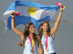 Las argentinas María Ábalo (d) y María Best (i) celebran el primer oro albiceleste. EFE  /
