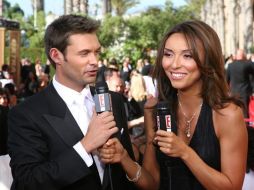 En la imagen, la conductora al lado de su compañero Ryan Seacrest cubriendo la alfombra roja del Grammy. NOTIMEX  /