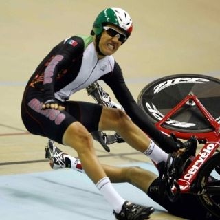 Mexicanos se accidentan en ciclismo de pista