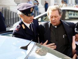 El padre Roy Bourgeois es detenido por la policía cerca de las puertas del Vaticano. REUTERS  /