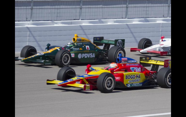 Dan Wheldon y Sebastián Saavedra (d) durante la carrera de la víspera, previo al accidente. AP  /