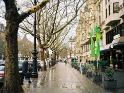 Sobre la avenida Kurfurstendamm se colocaron bancas luminosas para que los transeúntes disfruten el espectáculo. ESPECIAL  /