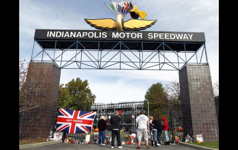 Seguidores llevan flores y regalos en memoria del piloto. AP  /