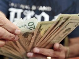 La moneda estadunidense cerró en un mínimo de 12.90 pesos en sucursales bancarias de Monterrey. ARCHIVO.  /