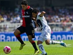 Martin Bravo de Pumas y Jesús Paganoni de Atlas en el estadio Olímpico de Ciudad Universitaria.AFP  /