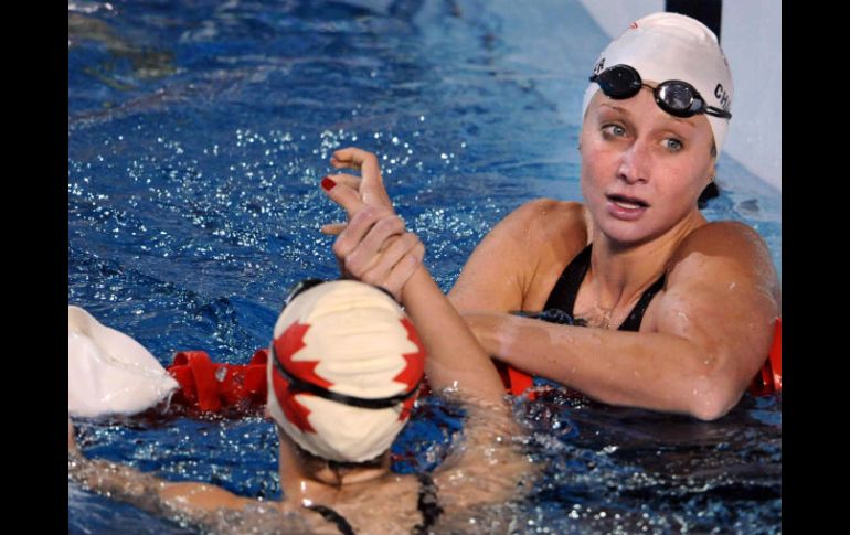 La estadounidense Anne Catherine Chandler (i) y la canadiense Ashley McGregor (d) durante un descanso. EFE  /