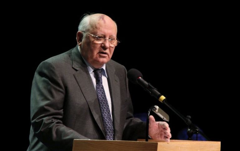 Gorbachov convocó hoy a los mexicanos a ser independientes y fomentar el sentimiento de unidad. EFE  /