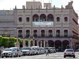 El centro de Morelia porta los carteles y mantas que anuncian el Festival de Cine.  /