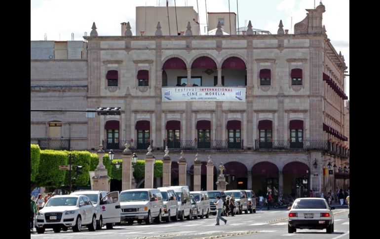 El centro de Morelia porta los carteles y mantas que anuncian el Festival de Cine.  /