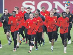 El Manchester United reconoció ayer el campo del Otelul Galati rumano, para el vital compromiso de hoy. EFE  /