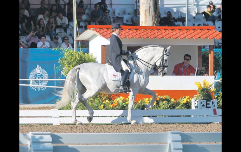 El jinete mexicano Antonio Rivera, montando a “Naval” se coló a la final al ubicarse en el puesto 14.  /