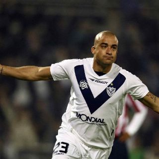 Futbolistas uruguayos logran viajar tras problema de cenizas