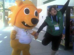La judoca chihuahuense, candidata al oro, posando con una mascota panamericana. ESPECIAL  /