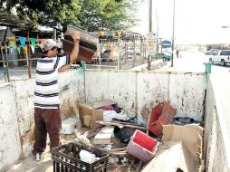 La clave para evitar la presencia del mosco que transmite el virus es mantener los patios libres de cacharros.  /