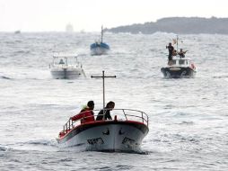 Embarcaciones arriban al puerto de La Estaca en busca de refugio a causa de la erupción submarina causada en la isla. EFE  /