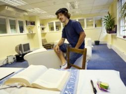 En un año, Daniel, basurero y escritor, se mudó cuatro veces. Una situación que a pesar de todo le conviene. AFP  /