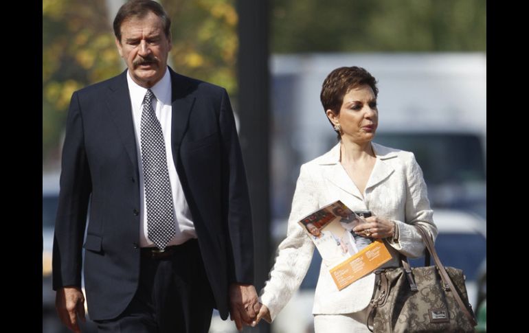 Vicente Fox y su esposa Marta Sahagún recorren las calles de Washington, antes de la conferencia. AP  /