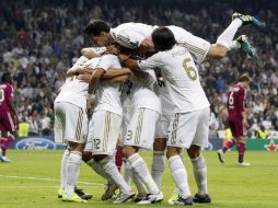 Celebran los jugadores del Real Madrid su paso a octavos de final en la Champions. AFP  /