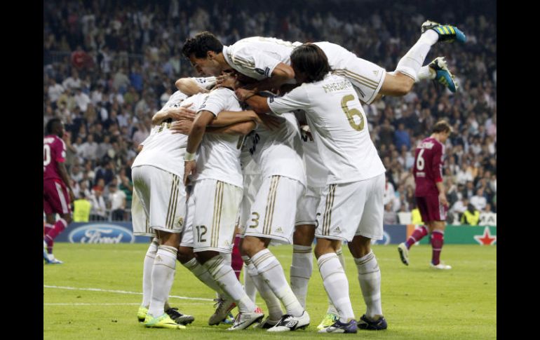 Celebran los jugadores del Real Madrid su paso a octavos de final en la Champions. AFP  /