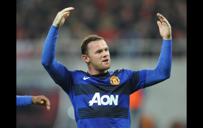 Rooney celebra su segundo penalti anotado a favor de su equipo, Manchester United, en el Estadio Nacional de Bucarest. AFP  /