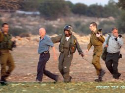 El soldado israelí, Gilad Shalit (centro), su padre Noam (izquierda de azul) y su madre Aviva (tercera a la dercha).EFE  /