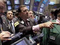 Sólo dos de los componentes del Dow Jones cerraron en terreno negativo, entre los que destacó IBM con un descenso de  del 4,12 %.  /