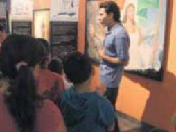 Con una nueva fachada y el personal vistiendo los colores de la fiesta.  /